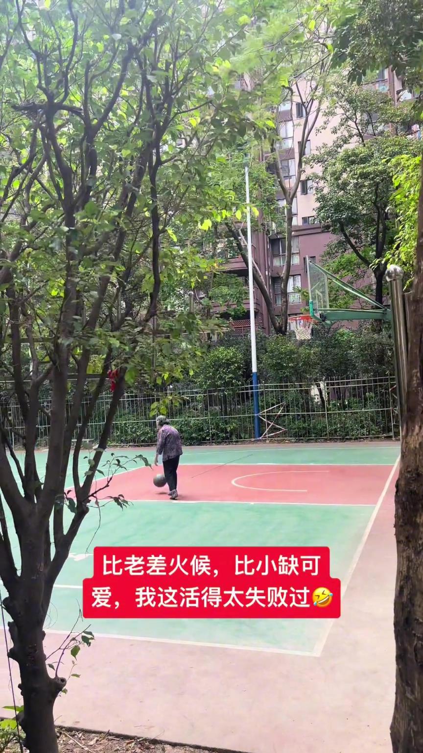 這阿婆單手一投一個(gè)準(zhǔn)，姜還是老的辣