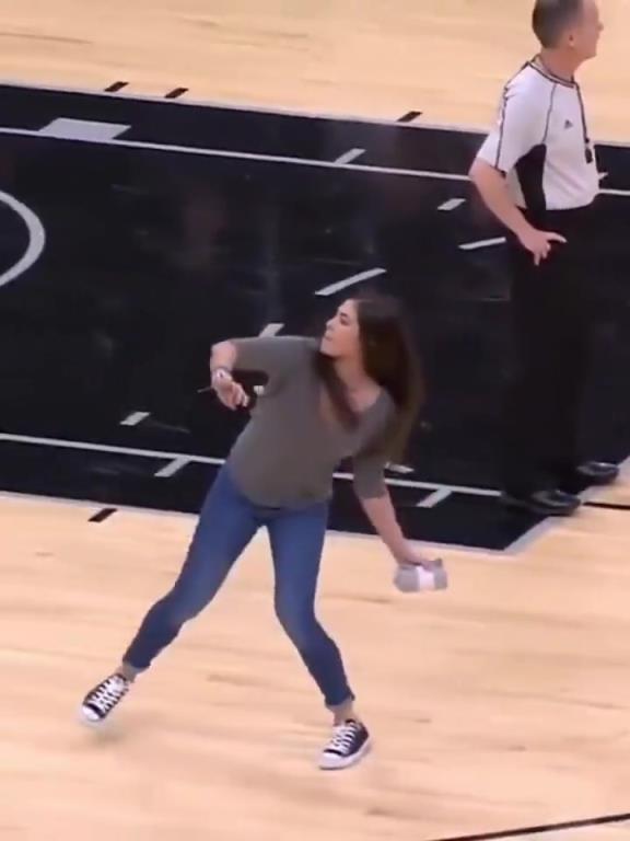 不愧是美國女籃主力，普拉姆的力量太嚇人了