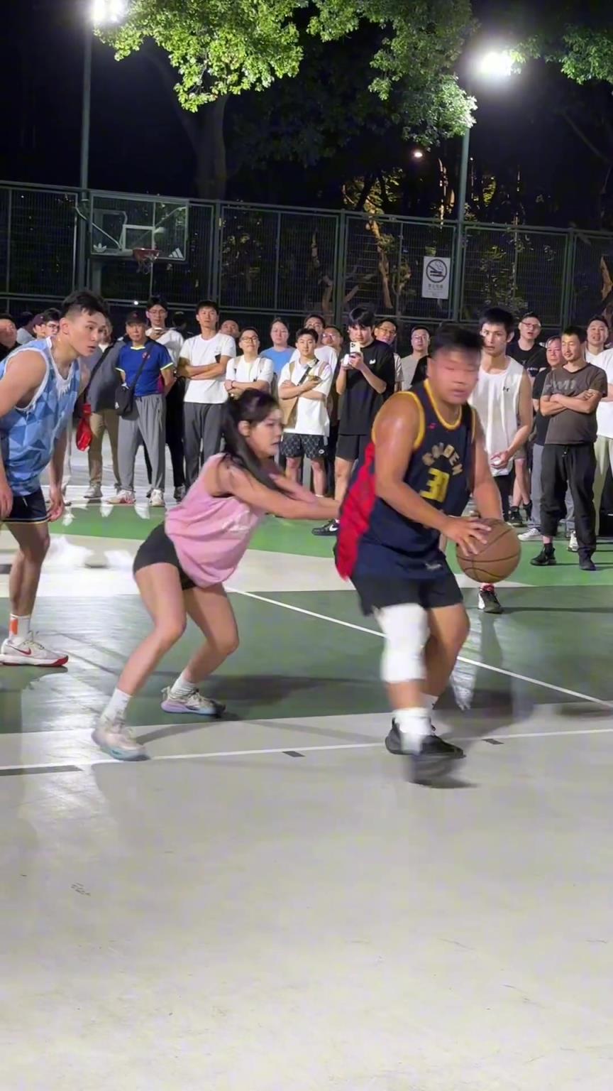 這哥們看見防自己的是女生，一個勁背打，球也不傳了